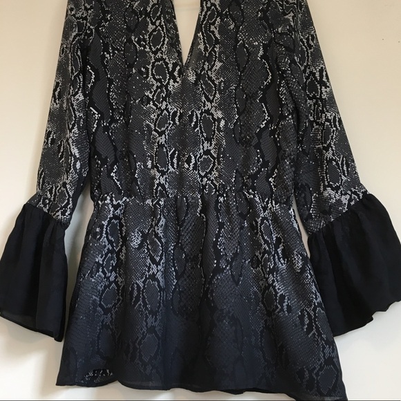 PARKER 100% Silk Snake Print Long Bell Sleeve V-neck Peplum Hem Blouse - Picture 2 of 15